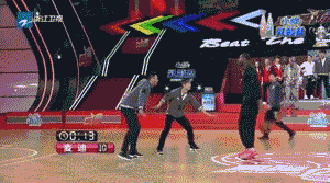 麦蒂阿联《来吧冠军》合体 篮球传奇与娱乐明星碰撞爆笑火花 吴尊准备在麦蒂和阿联面前扣篮,脸上洋溢着即将圆梦的兴奋。