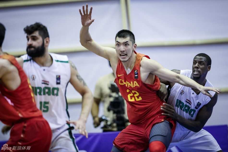 黑色夜晚德黑兰:国奥男篮内线遭爆冷,伊拉克创历史挺进四强 内线悍将陶汉林在对方肌肉丛林中死死卡住位置,高高扬起手臂奋力要球,眼神中充满了对胜利的渴望与不甘。