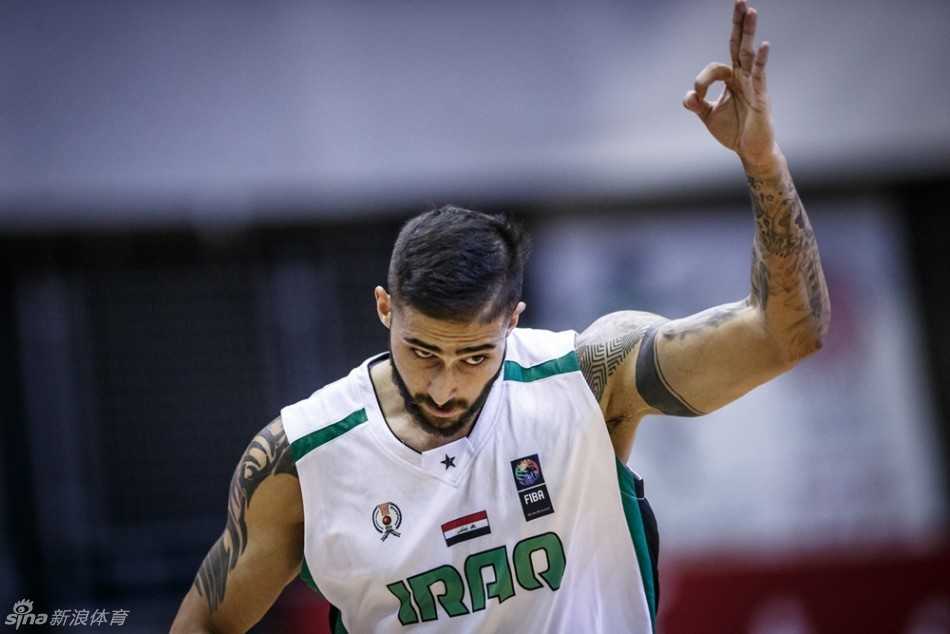 黑色夜晚德黑兰:国奥男篮内线遭爆冷,伊拉克创历史挺进四强 崔晋铭犹如一把尖刀,压低重心,利用快速的交叉步变向,强硬地撕开伊拉克队的防线,带球向禁区坚决突破。