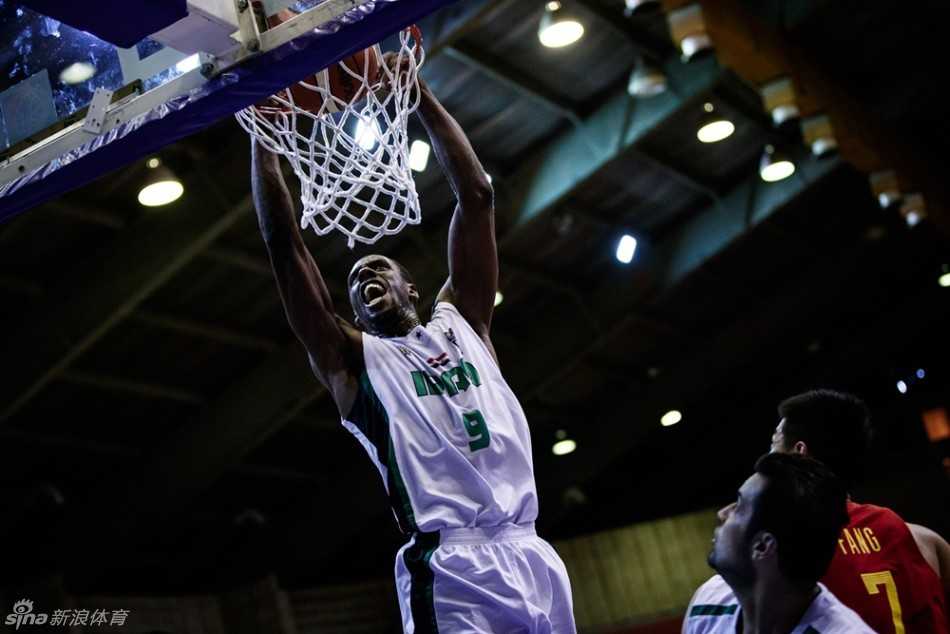 黑色夜晚德黑兰:国奥男篮内线遭爆冷,伊拉克创历史挺进四强 伊拉克主帅在场边神情激动,双手拢在嘴边呈喇叭状,向着场内奔跑的队员们大声嘶吼着战术指令,试图掌控场上局势。