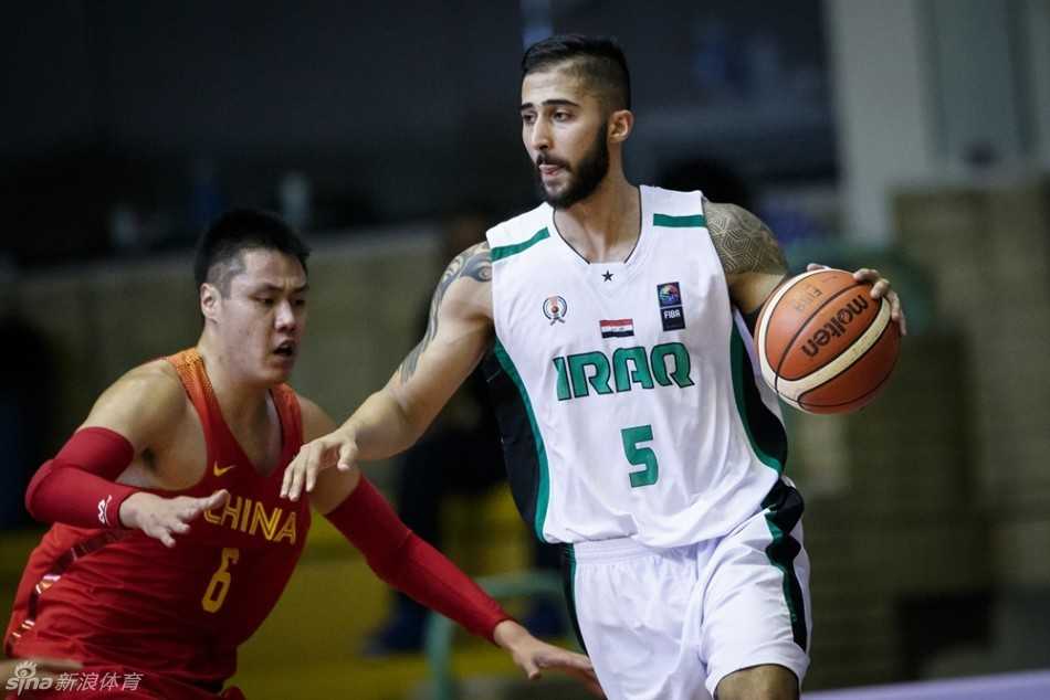 黑色夜晚德黑兰:国奥男篮内线遭爆冷,伊拉克创历史挺进四强 面对辽宁队射手贺天举的持球进攻,伊拉克防守球员寸步不离,用极具侵略性的身体对抗张开双臂严密干扰,贺天举在对抗中面部表情坚毅。