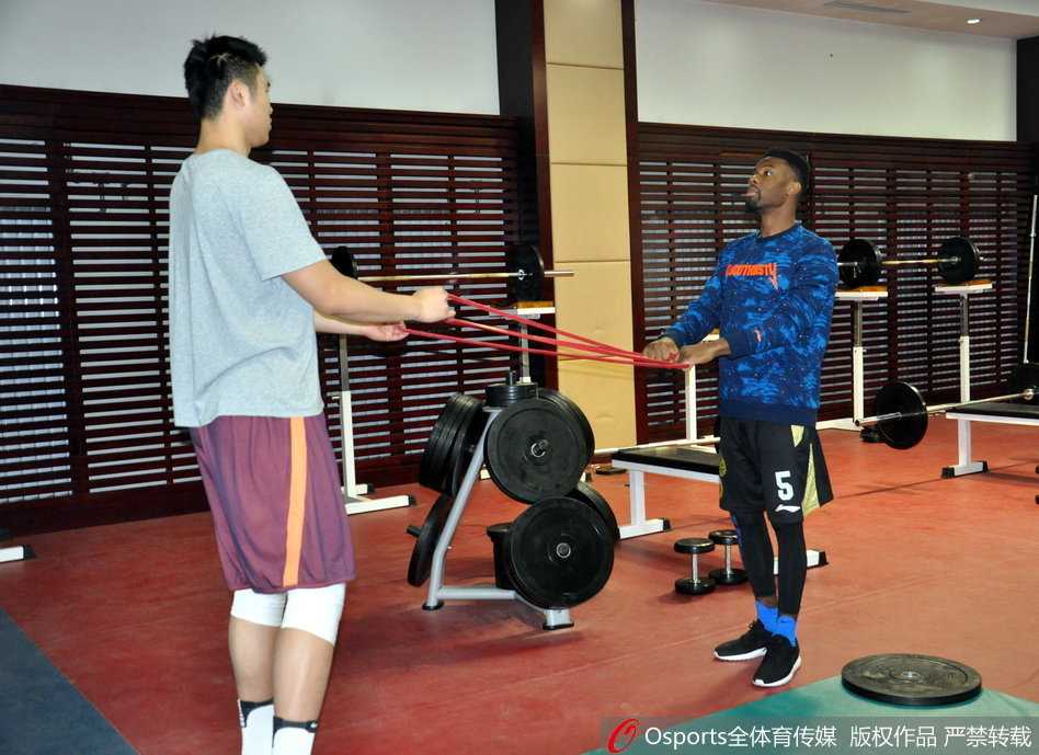 训练结束后，科尔并未急于离开，而是继续进行着肩部小肌群的精细训练，拒绝让任何一处细节成为赛场上的短板。