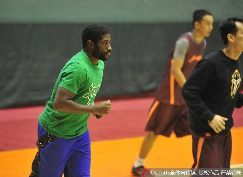 训练结束后，球员们围拢在一起，由队长带领进行总结鼓劲，一只只手叠在一起，彰显着山东高速男篮新赛季的团结与决心。