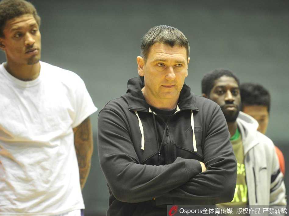 内线悍将在篮下展现出强大的统治力，面对防守悍将的贴身紧逼，他稳稳将球放入篮筐，肌肉的碰撞声在场馆内回响。