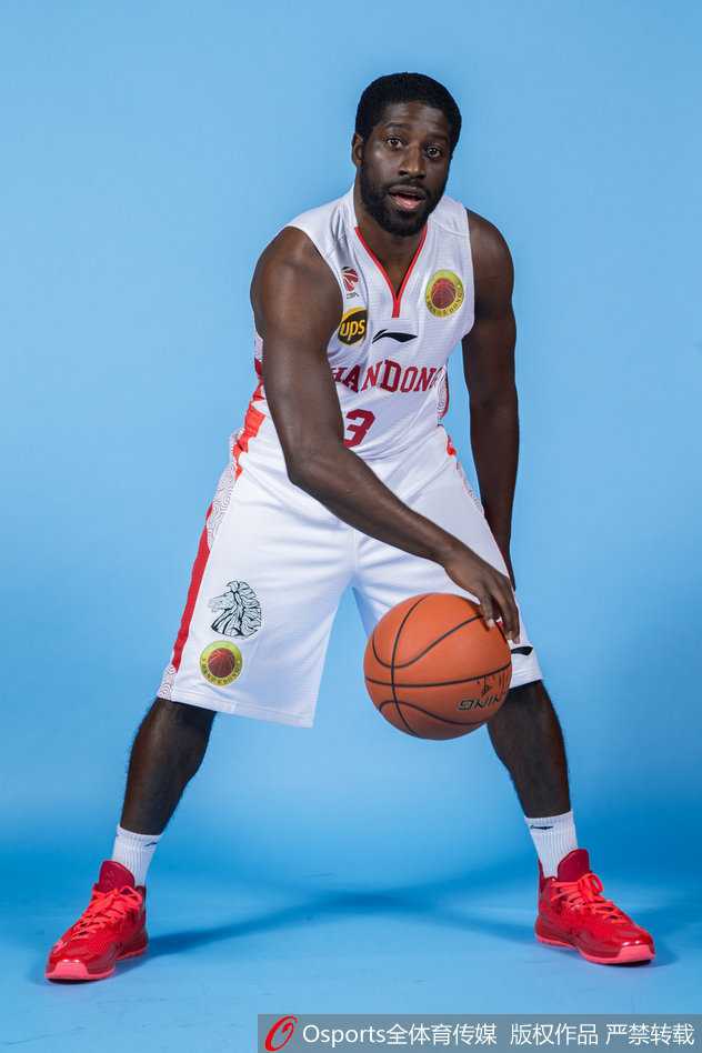 2015赛季山东高速男篮的又一张全家福，队员们围拢在一起，拳头紧握，象征着团结一心、势不可挡的力量。