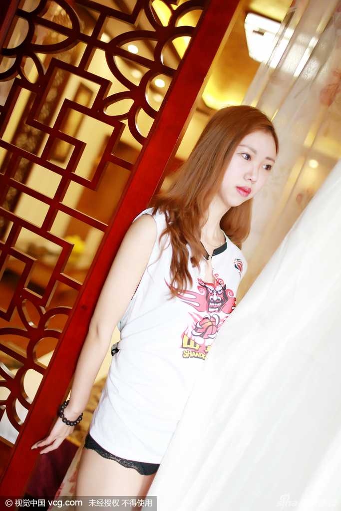 齐鲁最美的守候:记山东高速男篮连败阴影中的那位“杨柳飞燕” 杨柳展现出清新脱俗的气质,虽然只是简单的站立,但挺拔的身姿和专注的神情仿佛在告诉所有人:哪怕球队面临再多困难,作为最忠实的第12人,她永远在这里等待胜利的到来