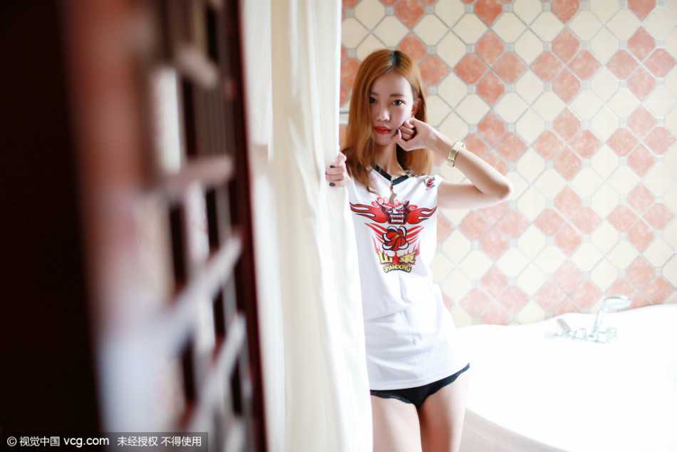 齐鲁最美的守候:记山东高速男篮连败阴影中的那位“杨柳飞燕” 清纯球迷杨柳在酒吧中双手握拳抵在脸颊旁,做出可爱的加油姿势,眉眼间既有为球队揪心的楚楚动人之感,又充满了必胜的坚定信念