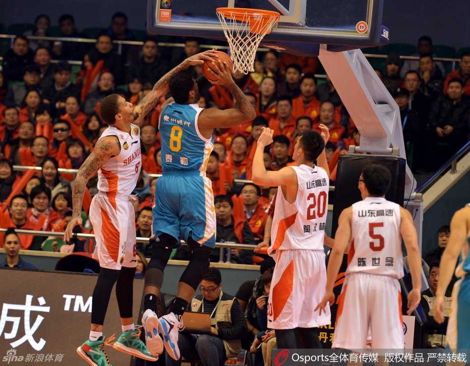山东队中锋陶汉林在广厦内线群中高高跃起，单手将篮板球揽入怀中，肌肉线条充满力量美感。