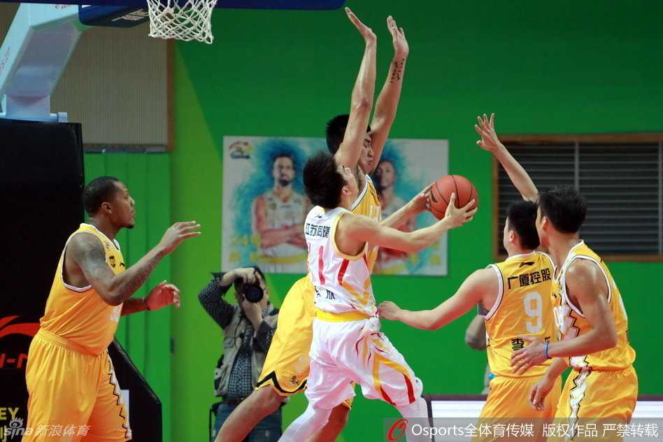 李春江指导在场边神情激动地向场内弟子面授机宜，他的肢体语言充满了感染力和战斗欲。