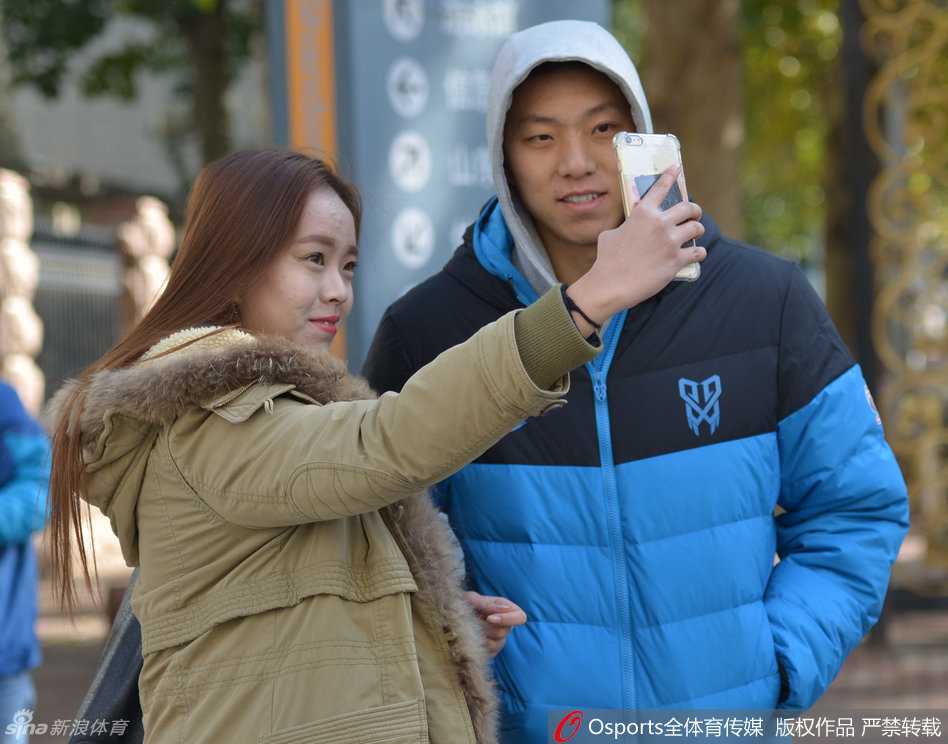 热情的山东球迷将训练场围得水泄不通，他们高举着助威标语，目光炯炯地注视着心爱的球队进行最后的备战，眼神中充满了对新赛季的无限憧憬。