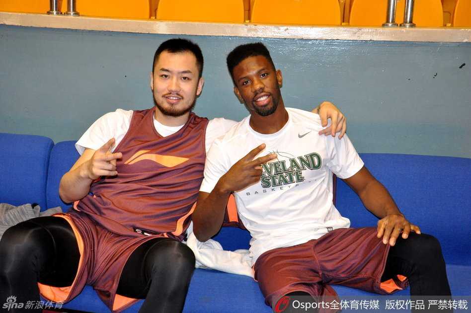 队长睢冉与新援科尔并肩而行，睢冉搂着科尔的肩膀，两人面带微笑低头耳语。这一刻没有语言障碍，只有篮球带来的默契，这份“哥俩好”的情谊正是球队急需的化学反应。