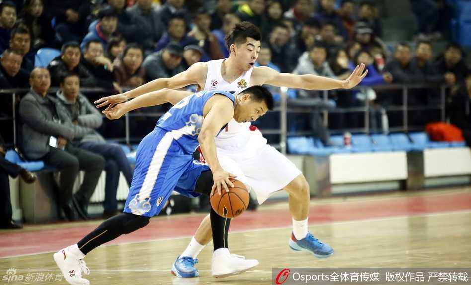 前中国男篮主帅邓华德在场边激情指挥，张大嘴巴怒吼，肢体语言极具张力，将篮球场上的紧张刺激感渲染到了极致。