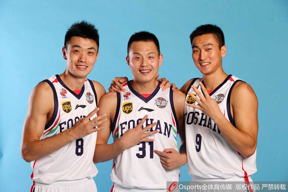 外援霍普森持球突破，肌肉线条分明，充满力量感，他正试图撕开对手的防线，为队友创造机会。