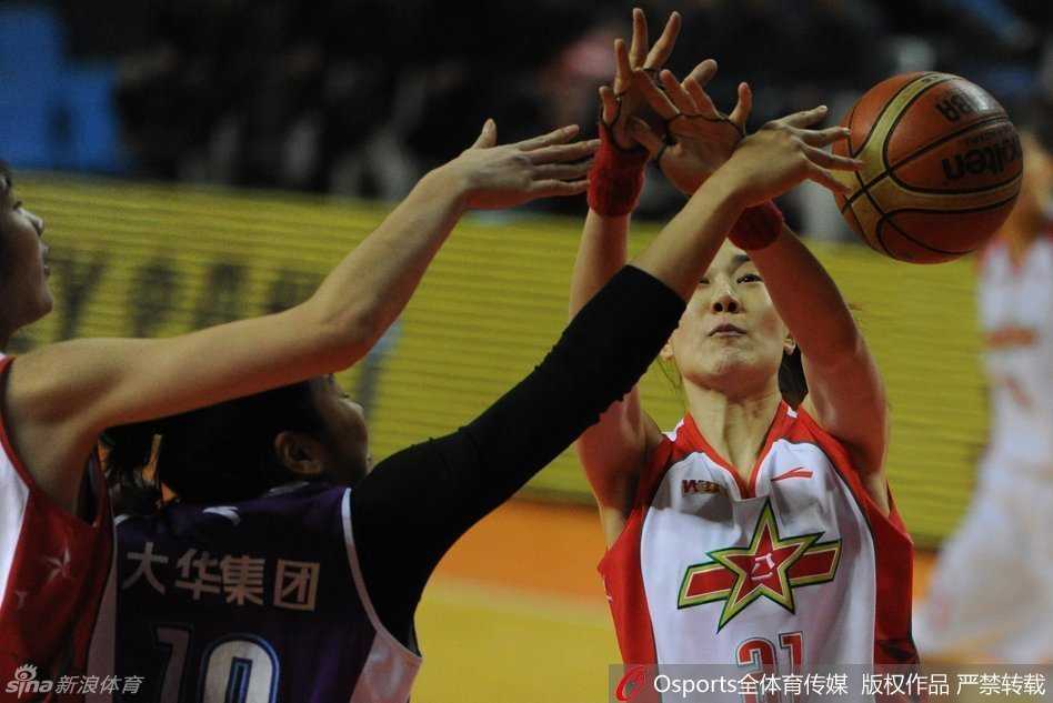 WCBA季后赛烽火燃起:八一女篮迎战上海,山西与北京上演宿命对决 八一队球员露雯运球突破上海队的防线,她秀美的脸庞上挂着晶莹的汗珠,眉头紧锁,专注于每一次运球和每一次对抗,展现出了军旅女篮特有的坚韧。