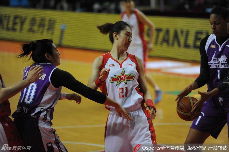 WCBA季后赛烽火燃起:八一女篮迎战上海,山西与北京上演宿命对决 山西队主场球迷看台掀起人浪,橙色的助威服汇成一片沸腾的海洋,欢呼声仿佛要冲破体育馆的穹顶,为场上的每一次精彩进球而疯狂。