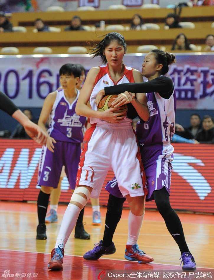 WCBA季后赛烽火燃起:八一女篮迎战上海,山西与北京上演宿命对决 北京队外援福尔斯在山西队内线群中强行摘下前场篮板,落地瞬间她高高跃起,在三人合围中将球狠狠砸进篮筐,展现出了无与伦比的统治力。