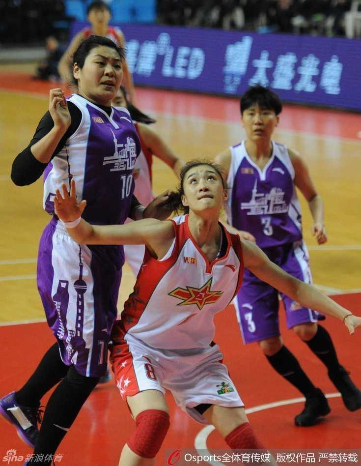 WCBA季后赛烽火燃起:八一女篮迎战上海,山西与北京上演宿命对决 裁判将球高高抛起,八一队与上海队的跳球球员瞬间腾空,指尖触碰篮球的刹那,整个球馆的呼吸仿佛都为此凝固,季后赛的硝烟在这一刻被正式点燃。