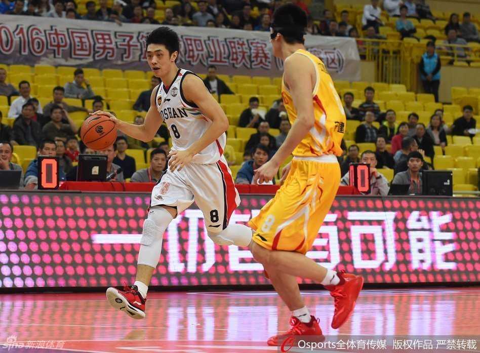 杰罗姆-乔丹背身单打，强硬转身抹入禁区，面对补防悍然起跳，完成双手大力灌篮