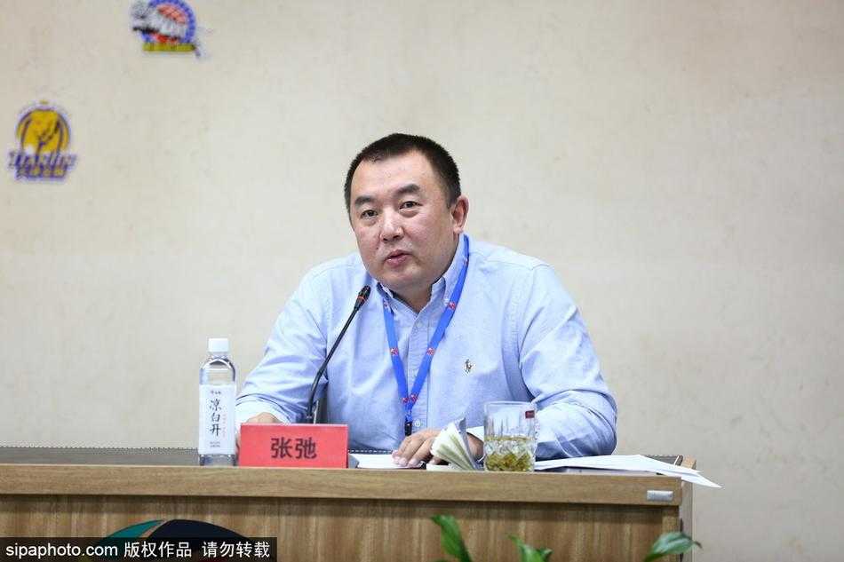 CBA公司通气会总结新赛季开局:改革亮点频出,裁判判罚成焦点 媒体通气会现场座无虚席,长枪短炮的镜头对准台上的发言人,闪光灯此起彼伏,记录着CBA公司成立后首次独立运营联赛的每一个重要瞬间。