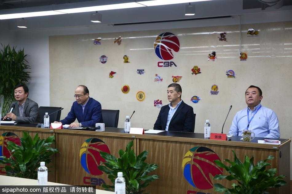 CBA公司通气会总结新赛季开局:改革亮点频出,裁判判罚成焦点 CBA公司运营总经理蒋健在会后被记者团团围住,他面带微笑,从容不迫地回答着关于新媒体版权和招商细节的提问,展现出职业经理人的干练与自信。
