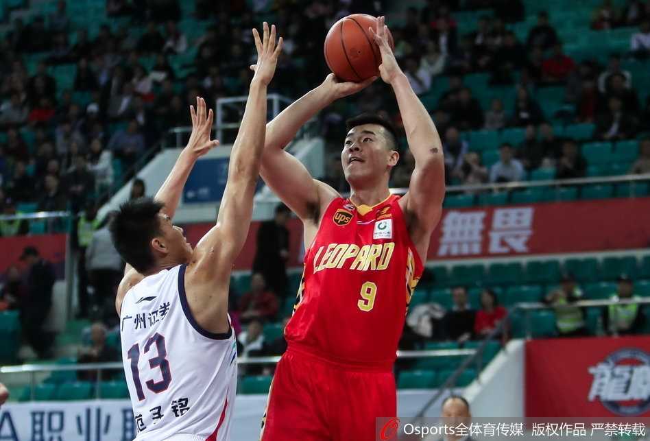 深圳队孟铎在加时赛最后时刻底角三分手起刀落，篮球划出完美弧线空心入网，这一球彻底扑灭了广州队的反扑火焰