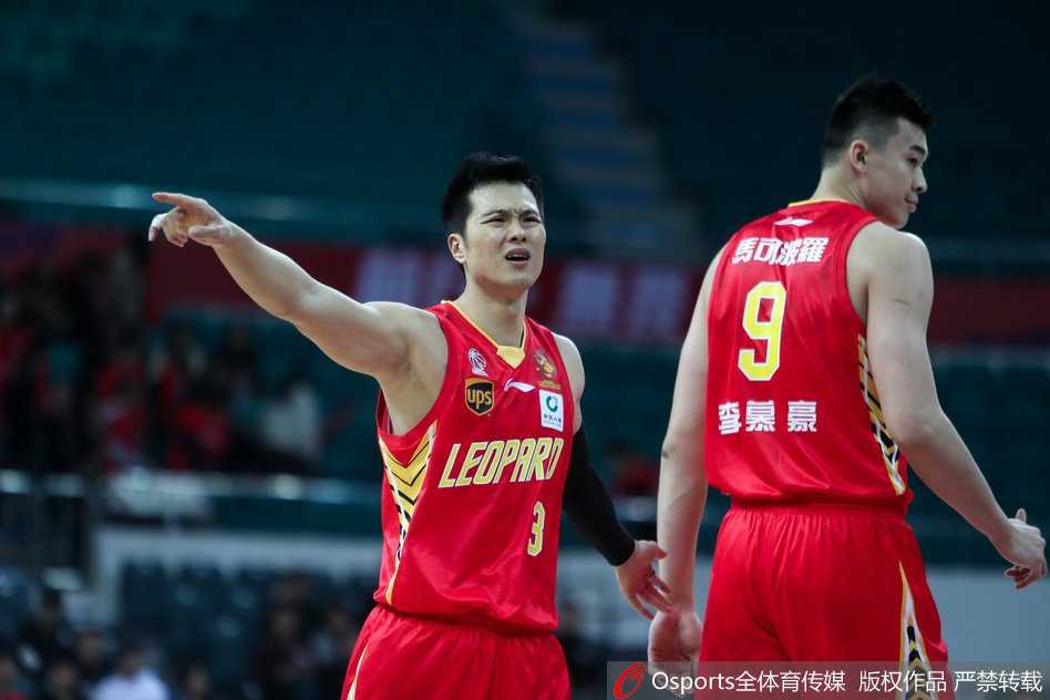 深圳队外援萨林杰在加时赛中犹如坦克般碾压广州队内线防守，强势上篮得分，全场他砍下惊人的47分20篮板