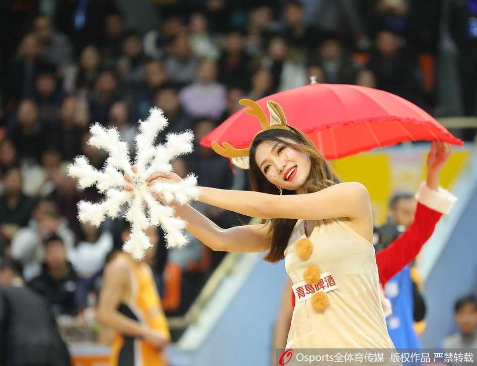 CBA圣诞大战篮球宝贝热舞瞬间 秀香肩美腿点燃全场 表演进入高潮,篮球宝贝们高举双手,身体扭动成迷人的S型曲线,短裙轻扬,将青春的美好与赛场的激情完美融合。