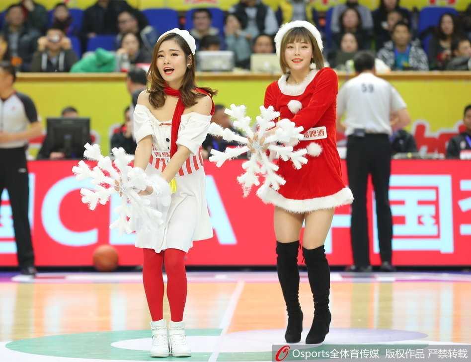 CBA圣诞大战篮球宝贝热舞瞬间 秀香肩美腿点燃全场 镜头拉近,这位篮球宝贝笑容甜美,正在做一个俏皮的舞蹈动作,露出线条优美的香肩,圣诞氛围中更添几分青春活力。