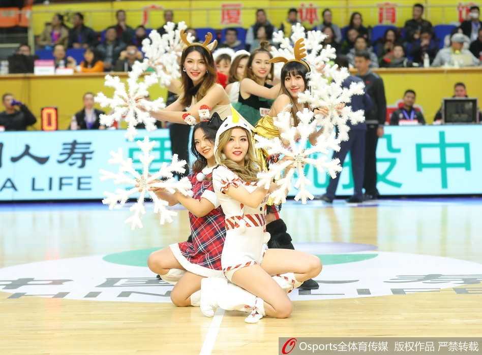 CBA圣诞大战篮球宝贝热舞瞬间 秀香肩美腿点燃全场 圣诞主题篮球宝贝们身着红白相间的性感短裙,头戴可爱的圣诞帽,在球场上整齐划一地舞动,修长的美腿在灯光下格外耀眼。