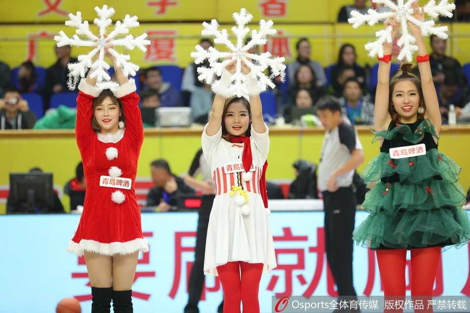 CBA圣诞大战篮球宝贝热舞瞬间 秀香肩美腿点燃全场 表演结束后,篮球宝贝们列队向观众致意,她们脸上洋溢着自信的微笑,红白相间的队服在球场灯光下显得格外鲜艳夺目。