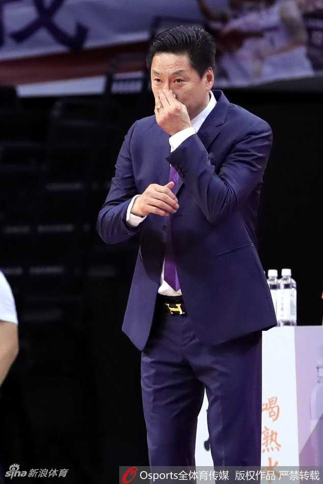 深圳队大外援萨林杰在博洛西斯和胡金秋的双人包夹下强行出手，他表情狰狞全力起跳，展现了孤胆英雄般的悲壮