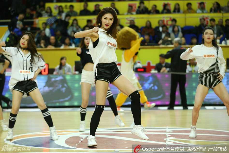 表演结束后，几名篮球宝贝对着镜头挥手致意，晶莹的汗水挂在脸颊上，却掩不住她们灿烂又自信的笑容，成为赛场最暖心的收尾。