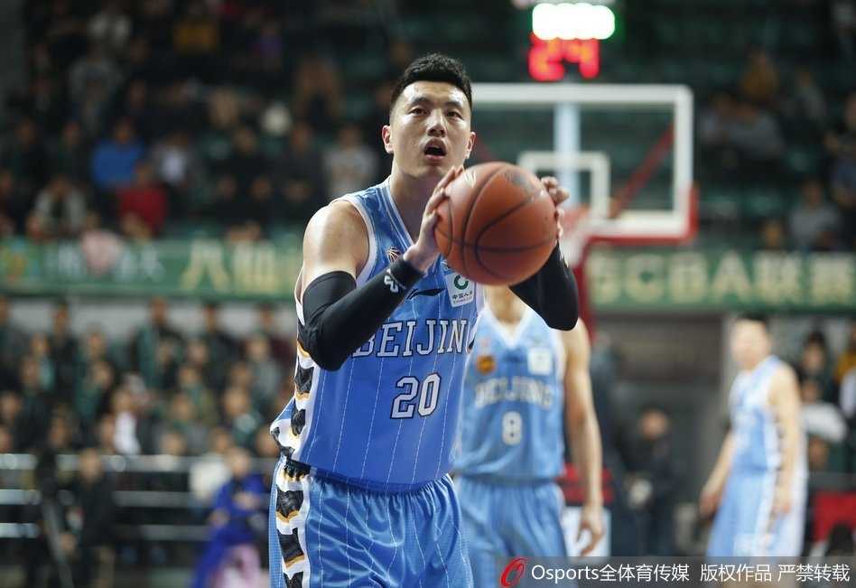 北京队外援杰克逊眼观六路，巧妙运球试图摆脱王哲林的严密盯防