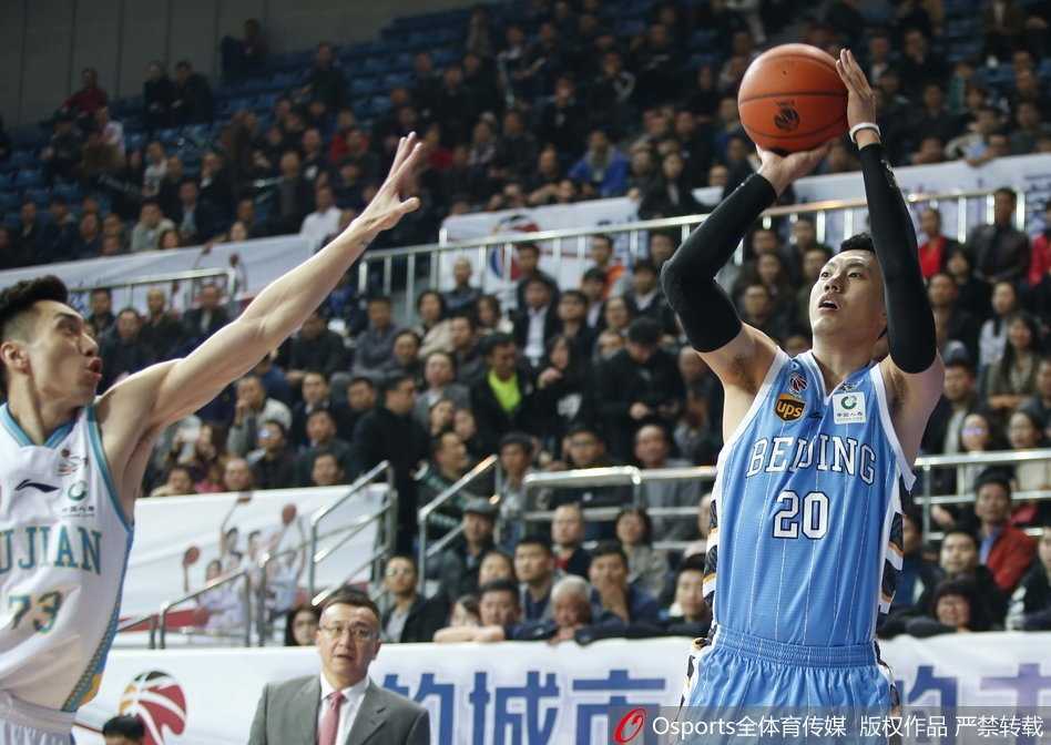 福建队主教练范斌在场边神情专注，正对着即将上场的李江淮面授机宜