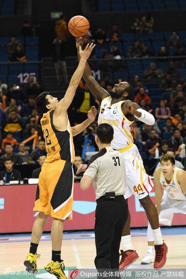 山西队外援斯科拉在篮下凭借梦幻舞步，面对两人包夹依然柔和地将球送入篮筐，眼神中写满了坚定与经验。