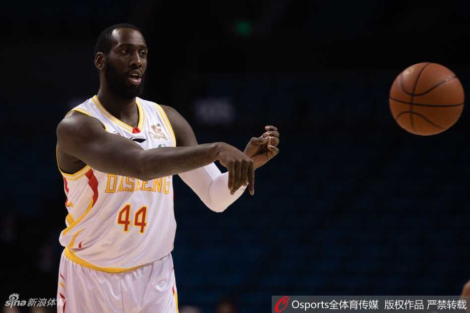 山西队球员们在赛后围在一起庆祝这场来之不易的客场胜利，他们的脸上洋溢着喜悦，这场胜利是对全队努力的最好嘉奖。