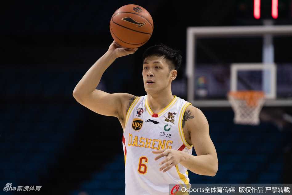 同曦队郭一飞迎着防守人干拔跳投三分，皮球在空中划出完美弧线，他本场比赛的出色发挥是球队能紧咬比分的关键。