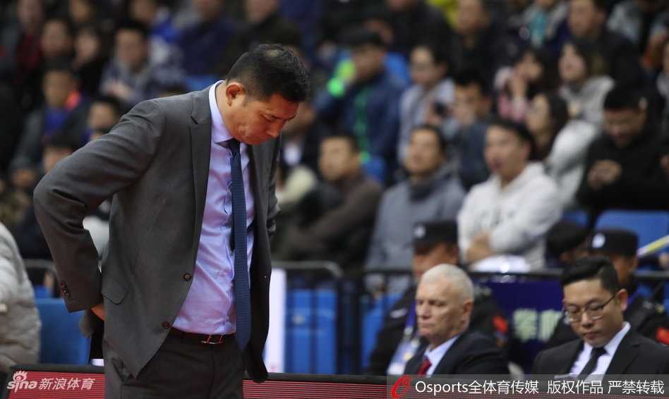 新疆球员西热力江在防守端寸步不离，眼神如鹰隼般死死盯住对手，他张手干扰的姿态正是新疆队铁血防守的缩影。