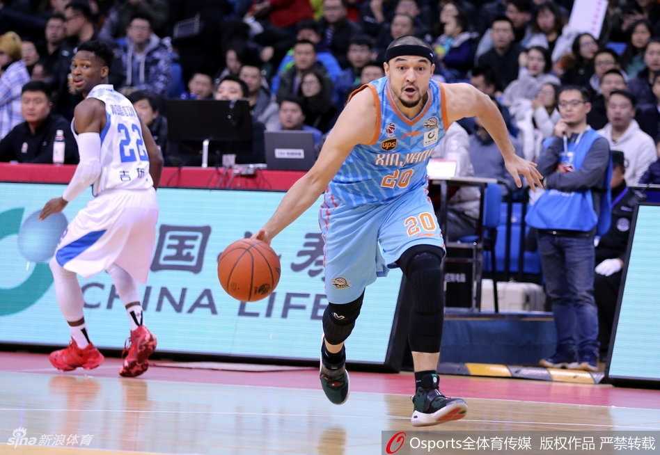 新疆队长可兰白克在三分线外果断出手，篮球在空中划过一道完美的彩虹弧线，应声入网，他握拳怒吼，尽显“队魂”风采。