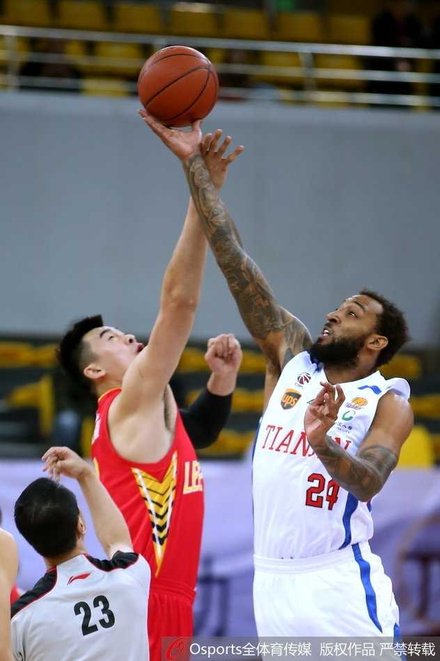 顾全面对防守球员命中关键三分后，握拳怒吼，脸上写满了坚定与霸气