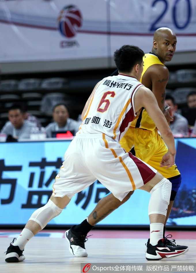 威姆斯空中对抗后拉杆上篮，身体完全舒展，展现了顶级外援的柔韧性和核心力量，这一球也引来了全场欢呼。