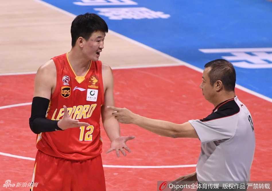 同曦内线悍将希克森在深圳队的重重包围之下，奋力跃起，用宽厚的肩膀扛开防守，强硬地摘下前场篮板，为球队争取到了宝贵的二次进攻机会，眼神中充满了对胜利的渴望。