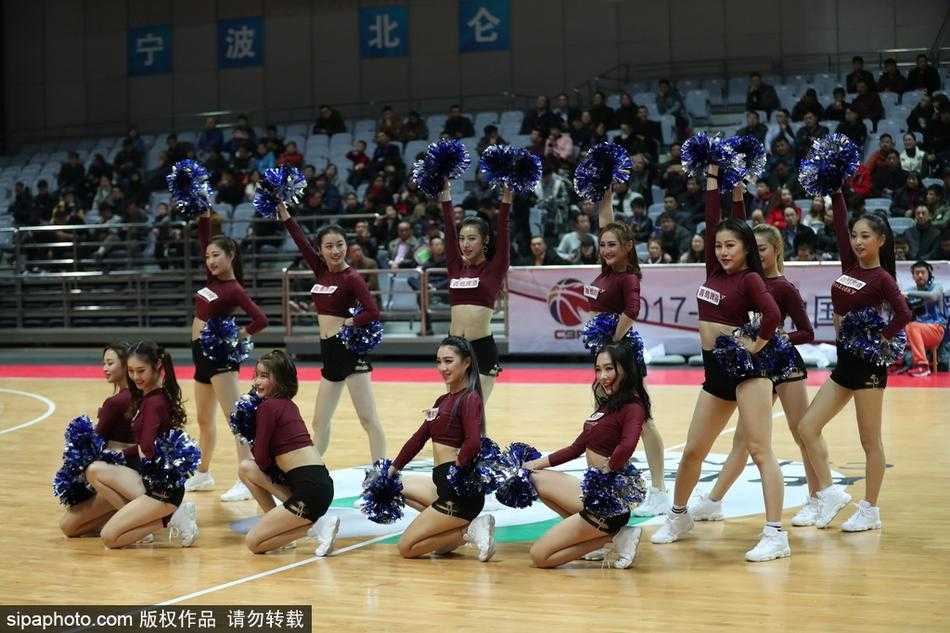 比赛结束后，几位篮球宝贝依然笑容满面，她们亲密地聚在一起合影留念，记录下这个在CBA赛场上挥洒汗水与热情的难忘夜晚。