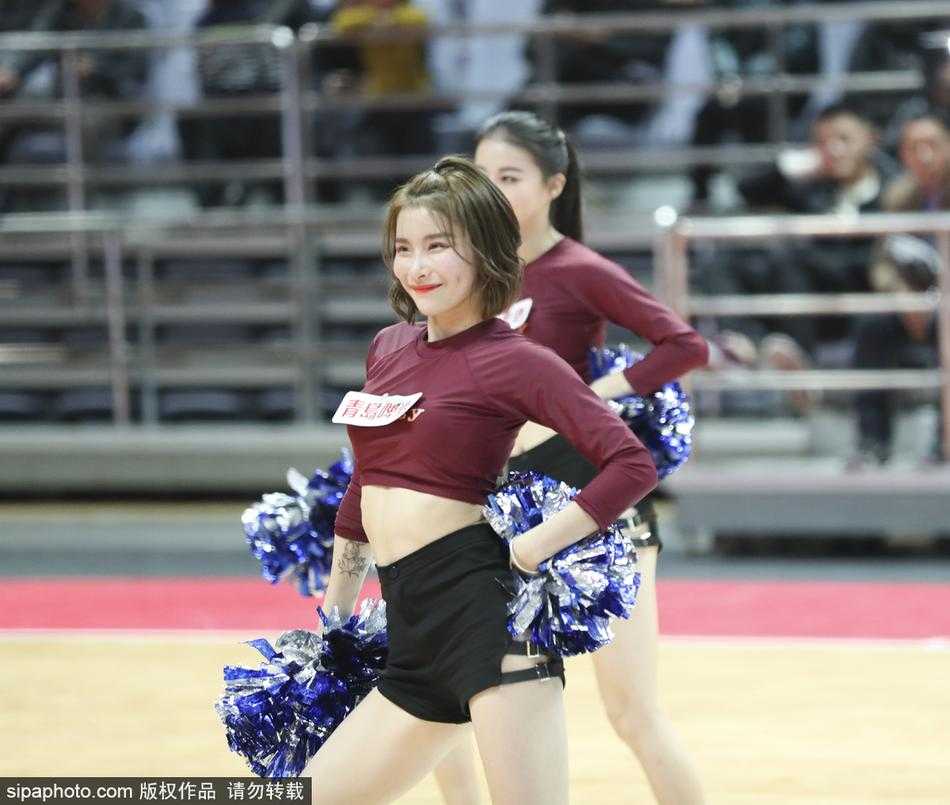 篮球宝贝们身姿挺拔，在赛场中央整齐列队，她们脸上洋溢着灿烂的笑容，向现场观众挥手致意，瞬间点燃了全场热情。