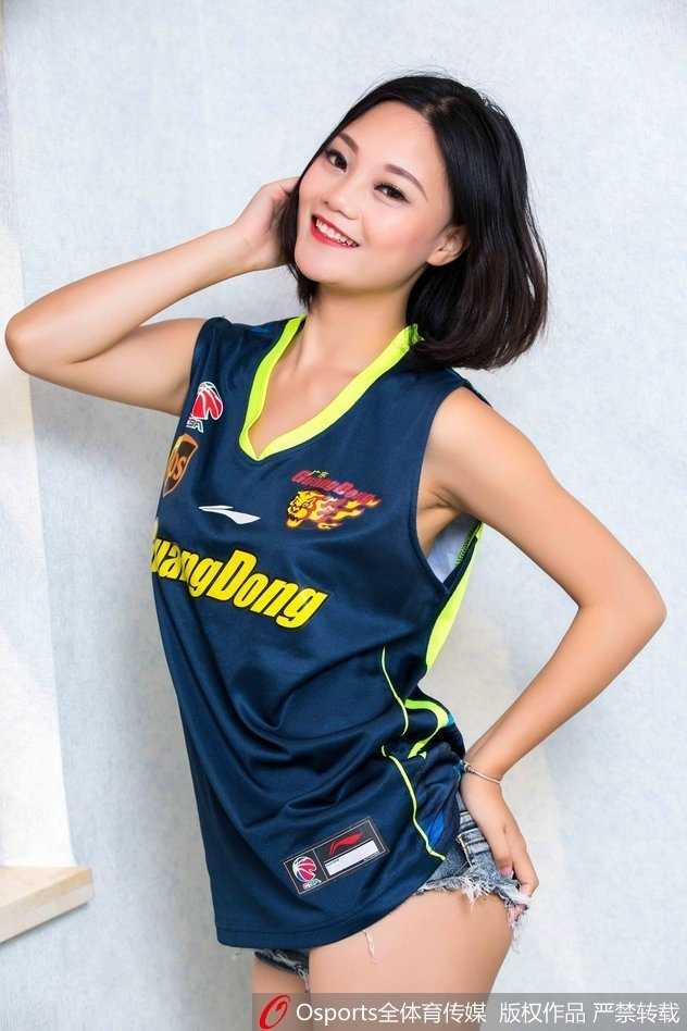 CBA广东主场最美风景线:篮球宝贝球衣写真点燃赛场激情 宝贝回眸一笑,长发披肩,紧身的球衣勾勒出完美身材曲线,背景是宏远的球队标识,画面充满动感。