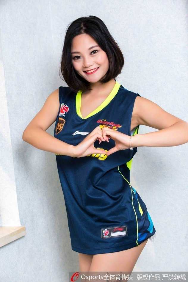 CBA广东主场最美风景线:篮球宝贝球衣写真点燃赛场激情 在球场灯光下,篮球宝贝侧身而立,修长的腿部线条与身上的广东队球衣相得益彰,展现出体育与美的结合。