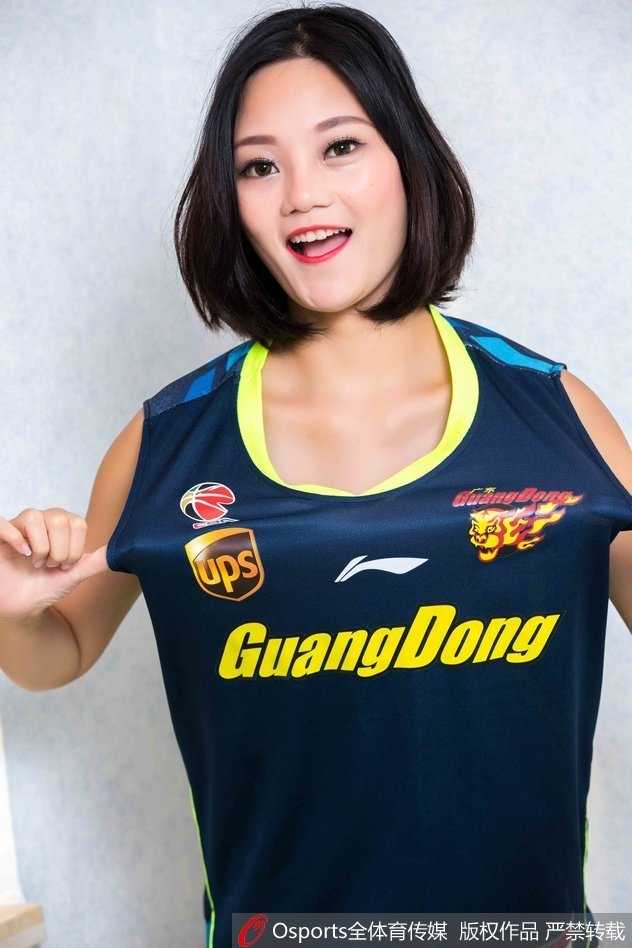 CBA广东主场最美风景线:篮球宝贝球衣写真点燃赛场激情 篮球宝贝双手叉腰,自信地望向远方,紧身的球衣短裤显得活力十足,背景虚化的看台衬托出她的青春气息。