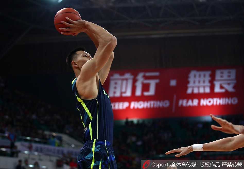 CBA广东德比阿联狂暴两双 华南虎客场掀翻广州迎连胜 宏远领袖易建联在对方内线群中高高跃起,如飞来峰一般单手将球砸进篮筐,广州队的防守球员只能望球兴叹