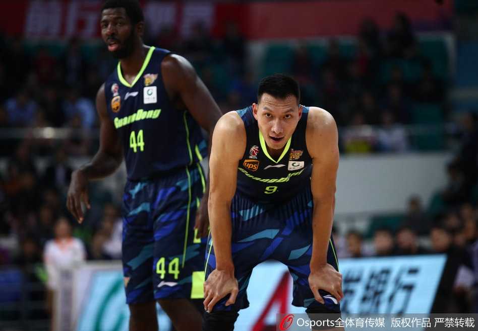 CBA广东德比阿联狂暴两双 华南虎客场掀翻广州迎连胜 广东队外援杰克逊如同闪电般撕破防线,他轻盈地跃起,手指尖轻轻一挑,篮球听话地打板入筐