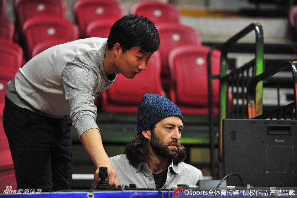 CBA总决赛引入美国转播团队,精校计时器只为毫厘间的公正 技术人员正围绕着精密的检测设备紧张工作,这些设备将与新安装的计时器联动,确保比赛时间与进攻计时在极端情况下也能保持绝对精准